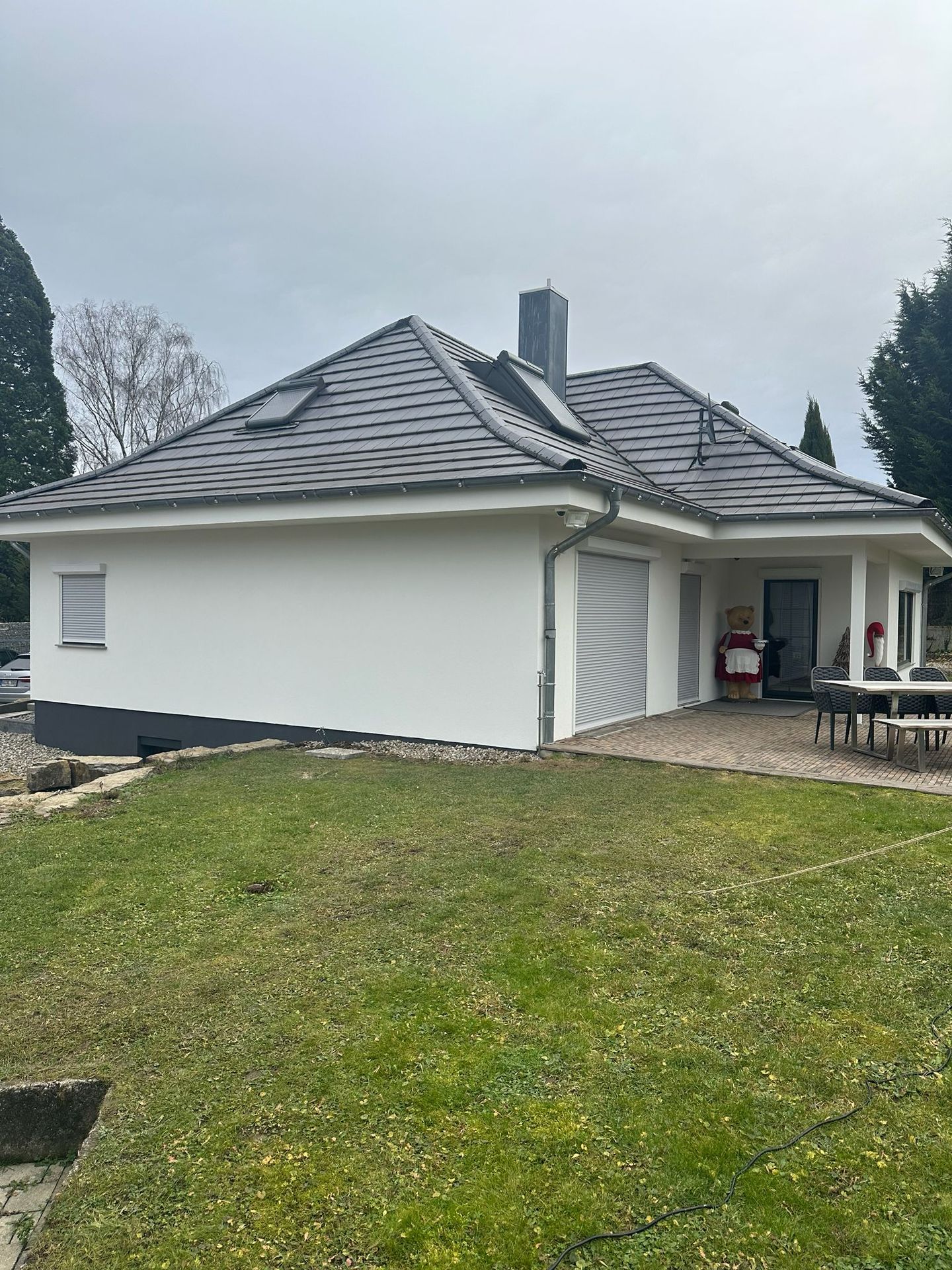 Einfamilienhaus mit sanierter, weiß gestrichener Fassade